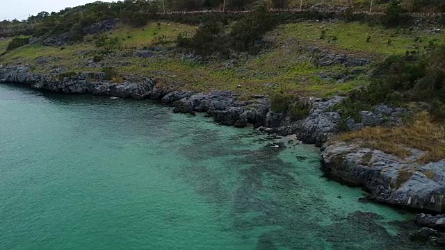 海滩与岩石美丽的岛屿在俯视图，海景摄影无人机。视频素材