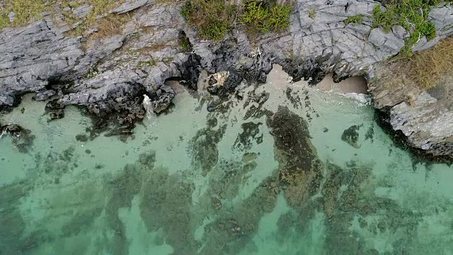 海滩与岩石美丽的岛屿在俯视图，海景摄影无人机。视频素材