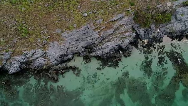 海滩与岩石美丽的岛屿在俯视图，海景摄影无人机。视频素材