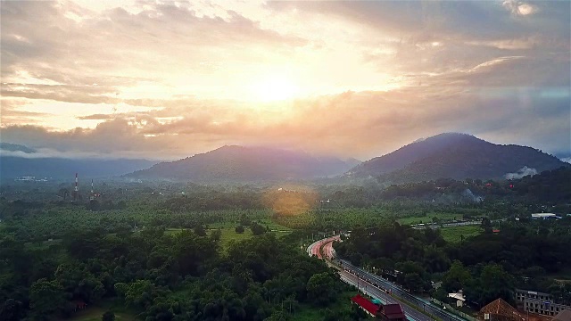 日出或日落在山上视频素材