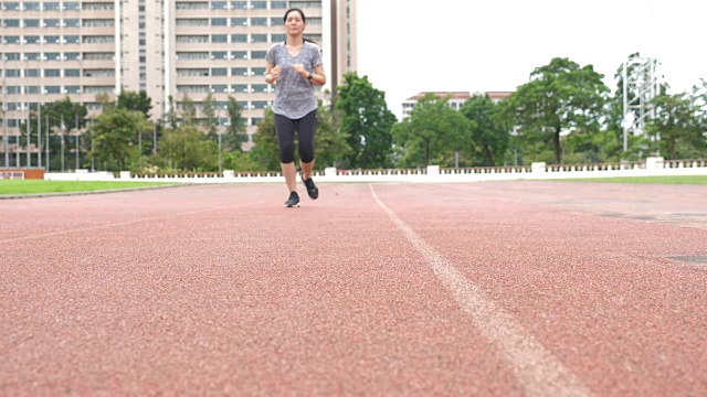 女人跑视频素材