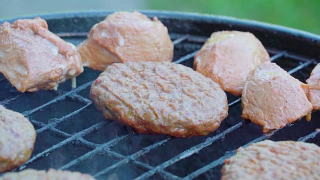 烤盘上的肉和肉饼视频素材