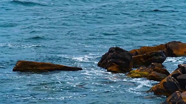 海浪撞击着岩石视频素材