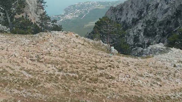 女子徒步旅行鸟瞰图视频素材