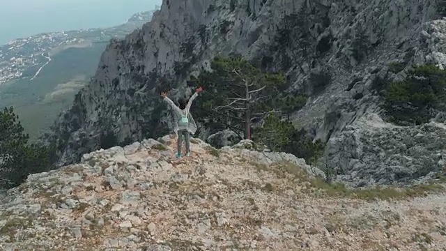 女人在山中举手视频素材