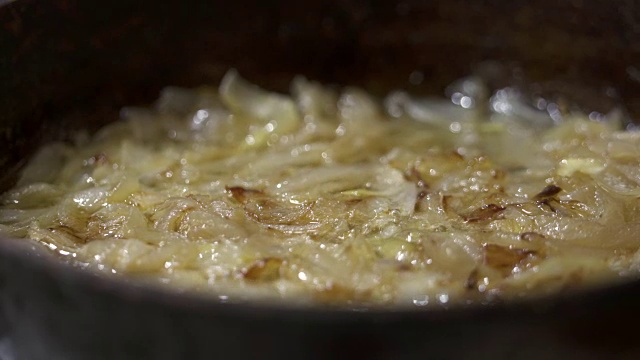 用滚油炸洋葱。煎锅的特写。烹饪蔬菜视频素材