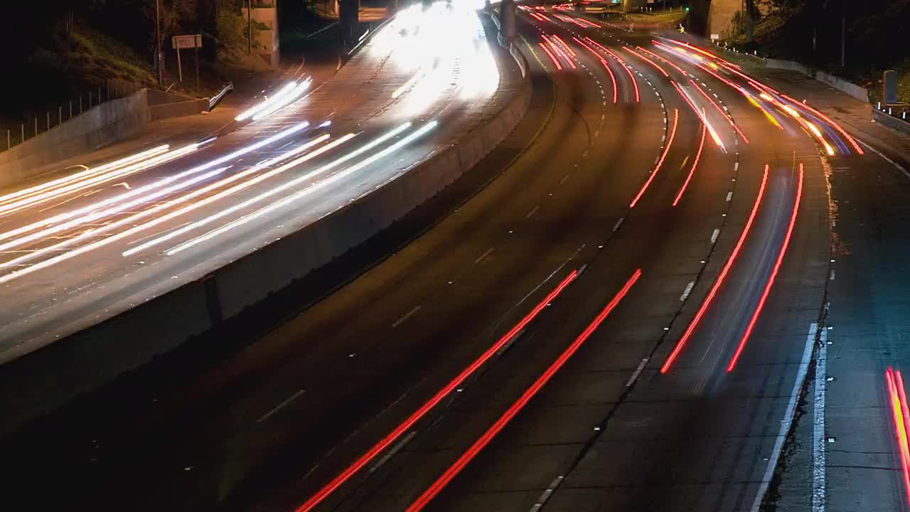 T/L WS HA好莱坞高速公路夜间交通/洛杉矶，加利福尼亚，美国视频下载