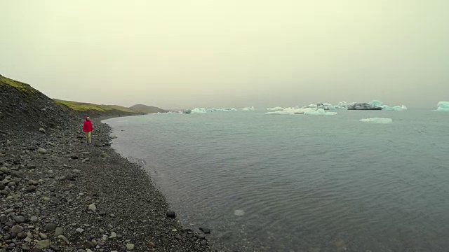 冰岛冰川湖的美丽景色，夏季，亚洲女性在冰岛旅行视频素材