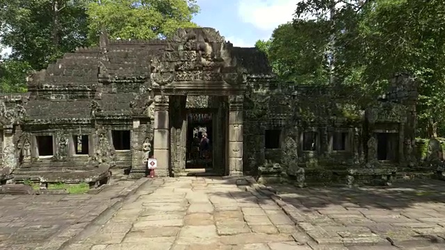 万向节镜头走向banteay kdei寺庙的内门视频素材