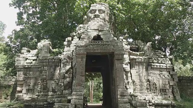 放大镜头，在banteay kdei寺庙的西门和塔，吴哥视频素材