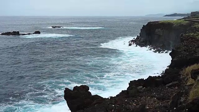 在阴天下雨的天气，在悬崖和海岸线上瞭望，圣米格尔岛，亚速尔群岛视频素材