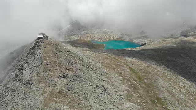 空中:高山景观岩石山峰和蓝色的湖，老军事要塞的顶部视频素材