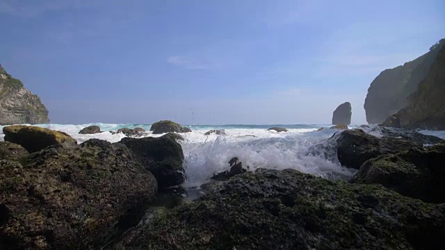 泡沫状的海浪拍打着印度尼西亚海湾的岩石视频下载