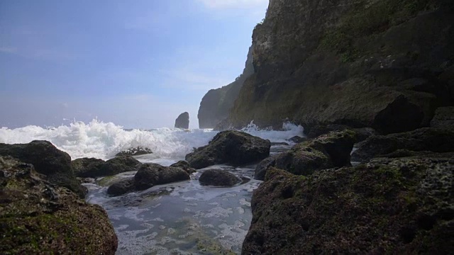 泡沫状的海浪拍打着印度尼西亚海岸线上的岩石视频素材