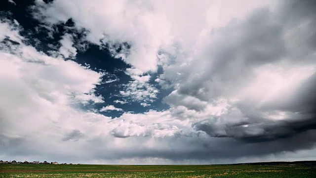 Time Lapse Time- Lapse Time- Lapse Of Rural Field Spring Meadow Landscape Under Scenic Dramatic Sky Before And During Rain.乡村田园春天草地景观在雨前和雨中。地平线上的雨云。农业和天气概念视频素材