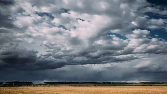 Time Lapse Time- Lapse Time- Lapse Of Rural Field Spring Meadow Landscape Under Scenic Dramatic Sky Before And During Rain.乡村田园春天草地景观在雨前和雨中。农业和天气预报概念视频素材