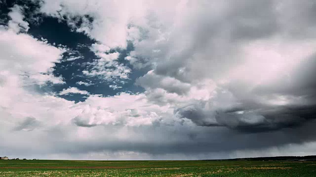 Time Lapse Time- Lapse Time- Lapse Of Rural Field Spring Meadow Landscape Under Scenic Dramatic Sky Before And During Rain.乡村田园春天草地景观在雨前和雨中。地平线上的雨云。农业和天气概念视频素材