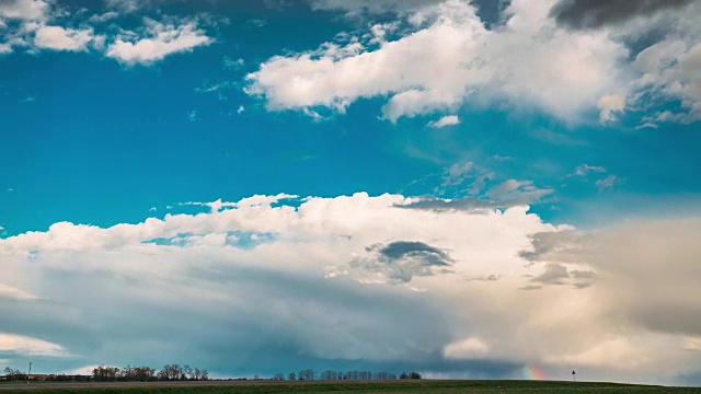 Time Lapse Time- Lapse Of Rural Field Spring Meadow Landscape Under Scenic Dramatic Sky With Fluffy Clouds Before Rain.乡村田园田园的春天草地景观在雨前的蓬松的云。地平线上的雨云。农业和天气预报概念视频素材