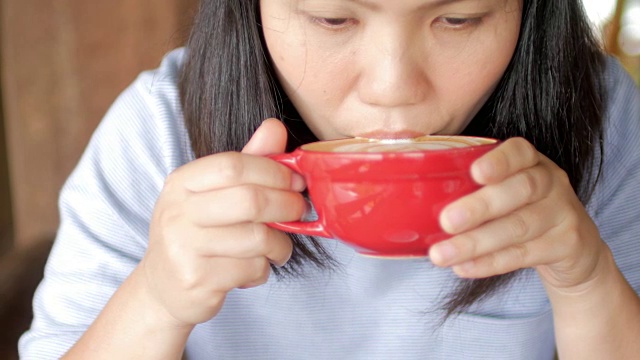 女人享受着早上一杯咖啡，放松的时光视频素材