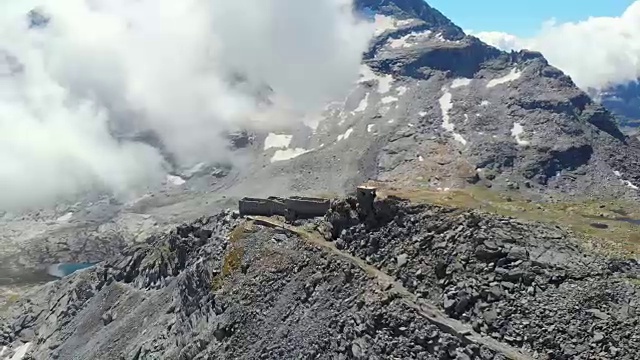 空中:高山景观岩石山峰和蓝色的湖，老军事要塞的顶部视频素材