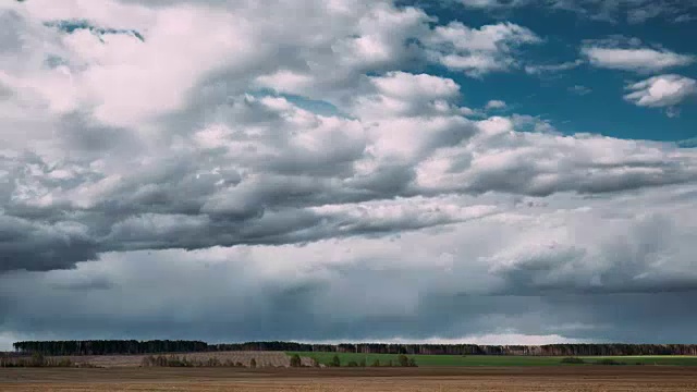 Time Lapse Time- Lapse Time- Lapse Of Rural Field Spring Meadow Landscape Under Scenic Dramatic Sky Before And During Rain.乡村田园春天草地景观在雨前和雨中。农业和天气预报概念视频素材