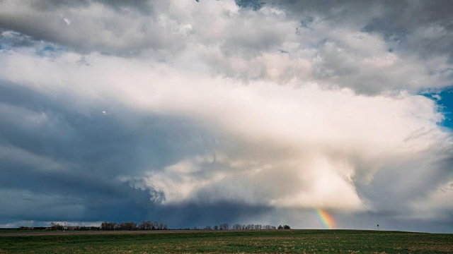 Time Lapse Time- Lapse Of Rural Field Spring Meadow Landscape Under Scenic Dramatic Sky With Fluffy Clouds Before Rain.乡村田园田园的春天草地景观在雨前的蓬松的云。地平线上的雨云。农业和天气预报概念视频素材