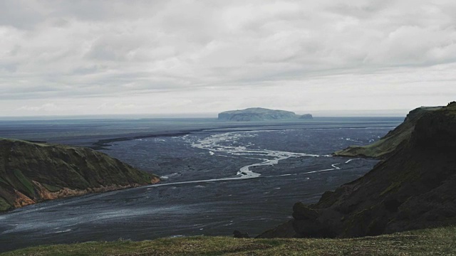 火山景观。苔藓覆盖着山脉和河床视频素材