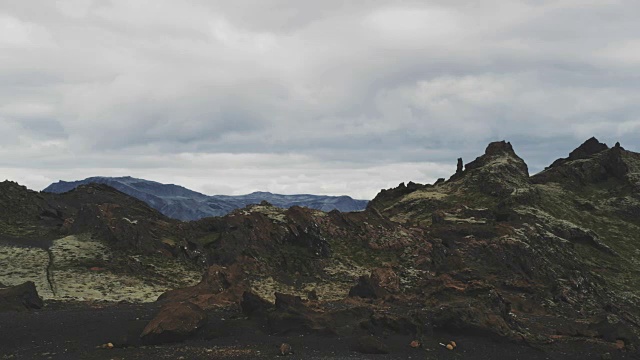 火山景观。苔藓覆盖的山视频素材