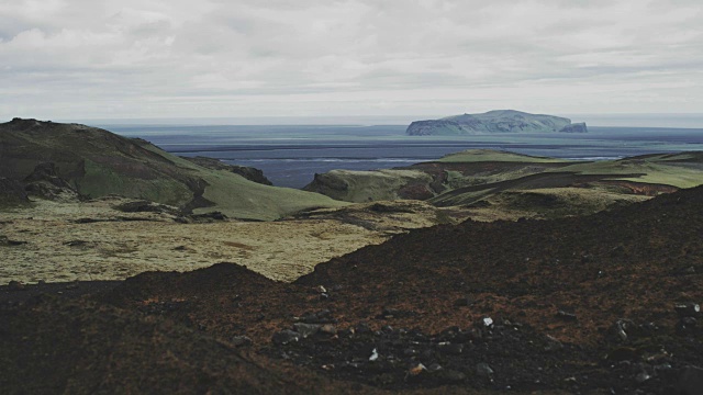 火山景观。苔藓覆盖的山视频素材