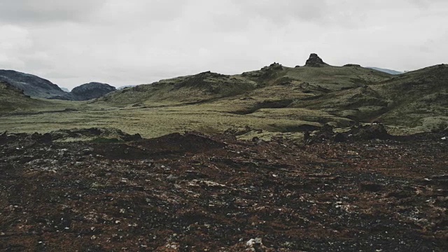 火山景观。苔藓覆盖的山视频素材