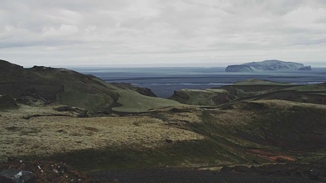 火山景观。苔藓覆盖的山视频素材