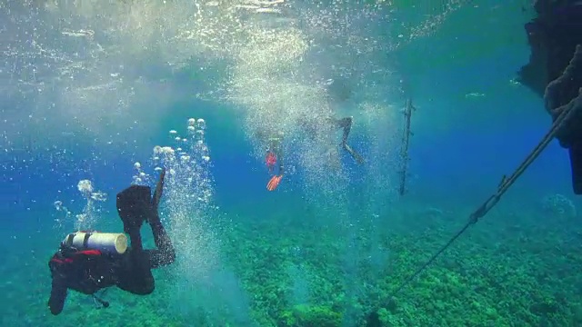 潜水员跳水前先跳入水中视频素材