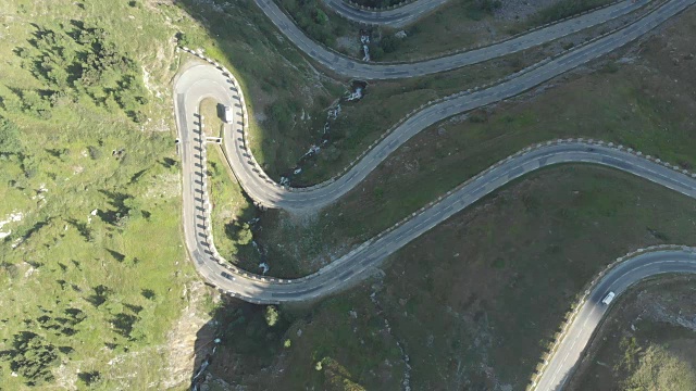 鸟瞰图:俯瞰意大利阿尔卑斯山蜿蜒的山路，视频素材