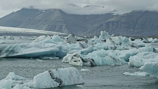 冰川泻湖与戏剧性的天空视频素材