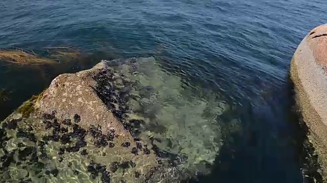 岩石在水被海水冲近视频素材