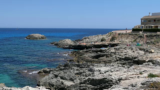 马略卡岛旅游小镇，岩石海岸线和清澈的地中海视频素材