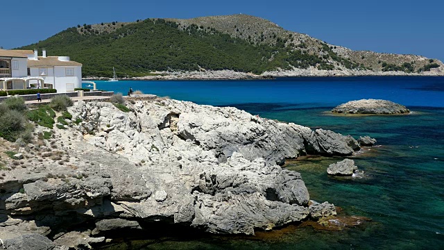 马略卡岛旅游小镇，岩石海岸线和清澈的地中海视频素材