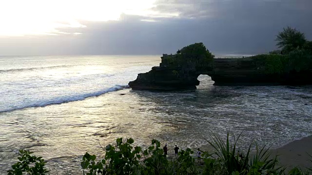 Pura batu bolong-位于tanah地段的一座寺庙视频素材