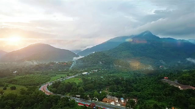 日出或日落在山上视频素材