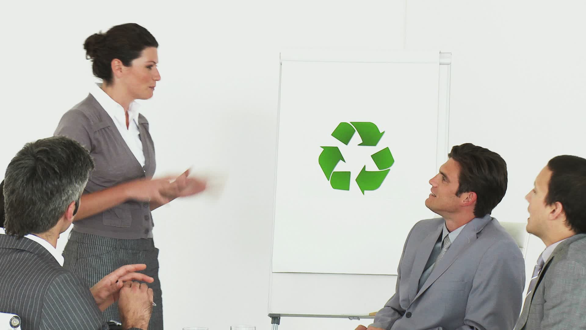 MS Female executive presentation of recycling /开普敦，西开普敦，南非视频素材