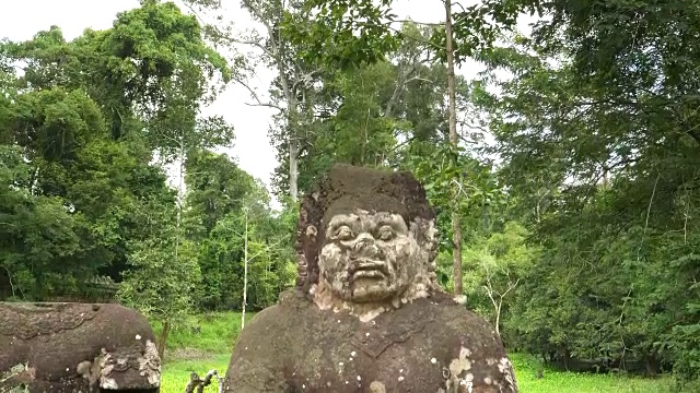 倾斜向下拍摄的一尊雕像在普瑞汗庙堤道视频素材