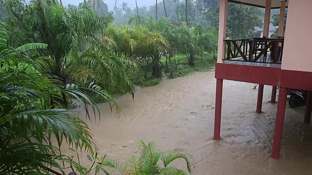 泰国帕岸岛的街道上出现了洪水和热带降雨视频素材