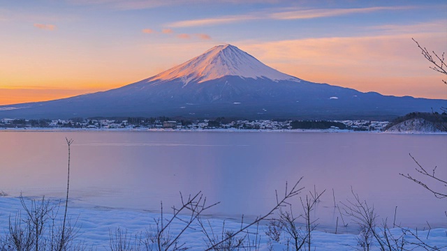 4k时间流逝日本冬季富士山的日出景象视频素材