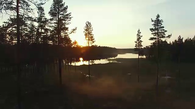 鸟瞰图的湖在日出，雾和树木。森林里有雾的早晨。美丽的自然背景。瑞典的风景视频素材