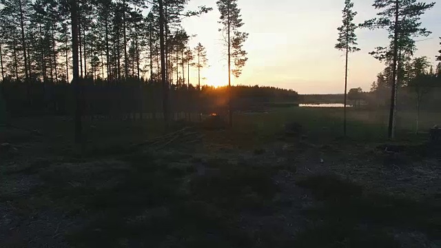 航拍日落美景。瑞典北部的湖泊和森林视频素材