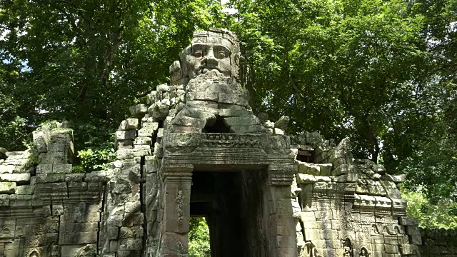 放大吴哥窟附近的banteay kdei寺西门视频素材