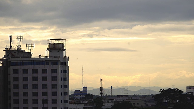 4K:城市日落时美丽的云彩视频素材