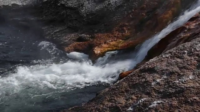 从间歇泉流出的水视频下载