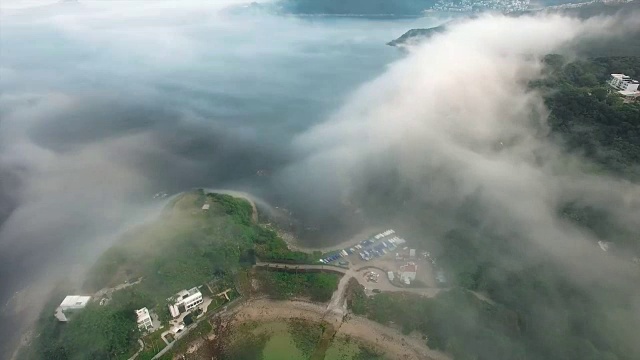 上升的雾在热带山区海岸视频下载