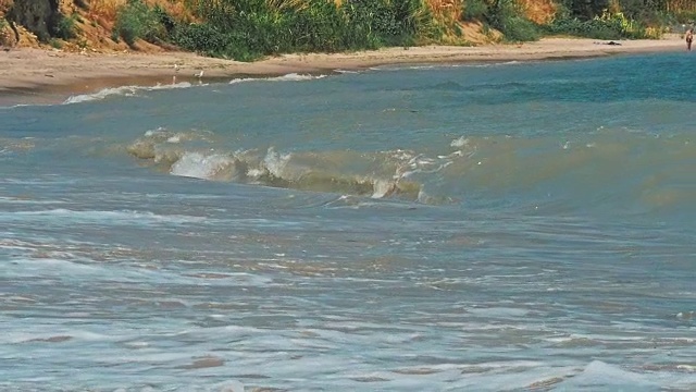 海浪拍打着海岸线视频素材